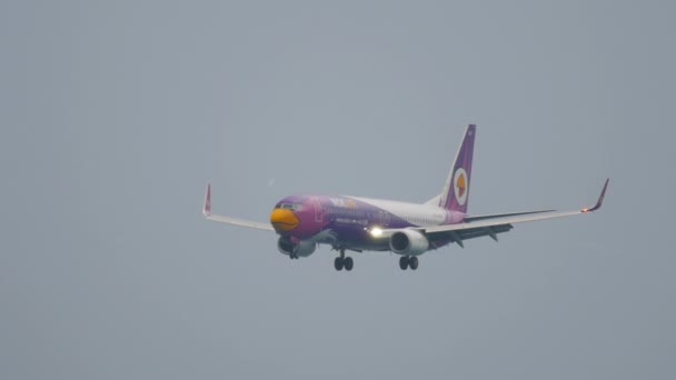 Самолет Nok Air приземлился в аэропорту Пхукета — стоковое видео