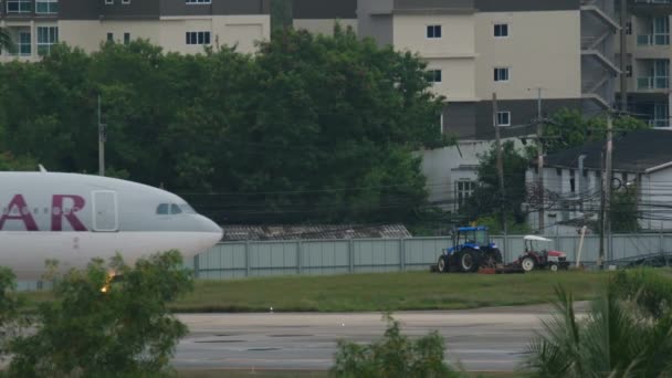 プーケット空港に到着した飛行機 — ストック動画