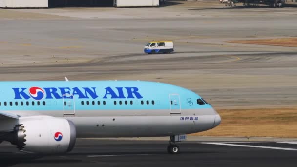 Avión en taxi en el aeropuerto de Hong Kong — Vídeo de stock