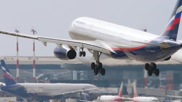 Atterrissage de l'avion Aeroflot, vue arrière — Video