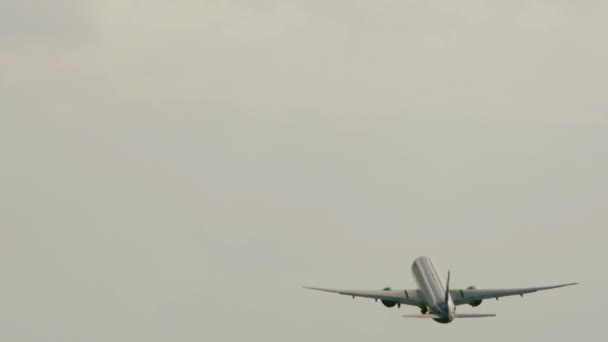 Rückansicht, das Flugzeug hebt ab — Stockvideo