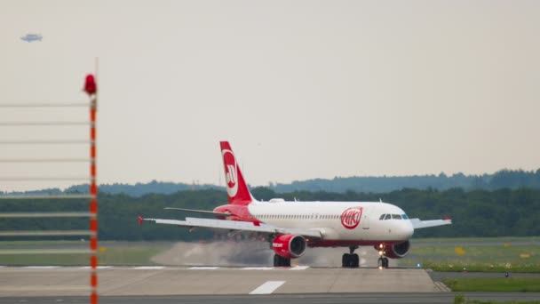 Llegada del avión al aeropuerto de Düsseldorf — Vídeo de stock