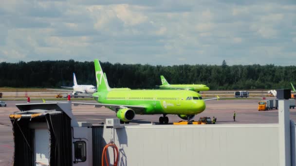 Repülőgép S7 Airlines készen áll a repülésre Domodedovo repülőtéren — Stock videók