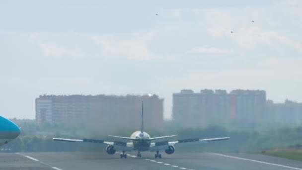 Boeing 747 Korean Air Cargo на злітно-посадковій смузі — стокове відео