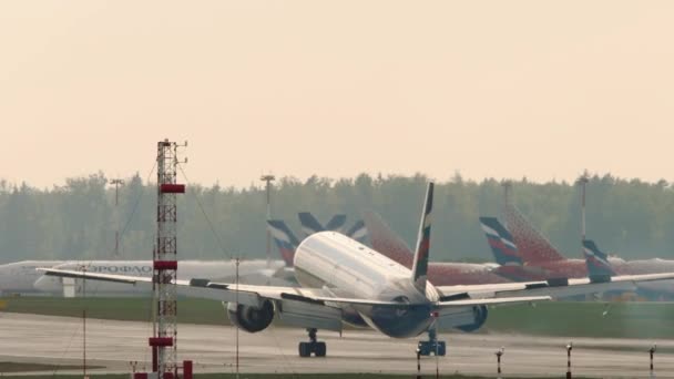 Vliegtuig remmen bij de landing, achteraanzicht — Stockvideo