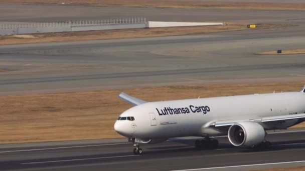 Ładunek Lufthansa startuje z Hongkongu — Wideo stockowe