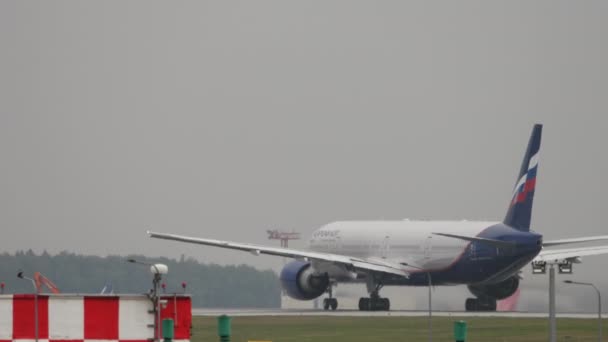 Vue arrière, l'avion vole par temps pluvieux — Video