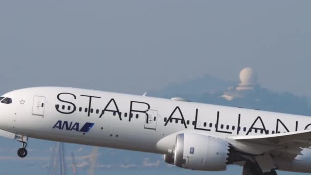 Flugzeug hebt in Hongkong ab Stockvideo