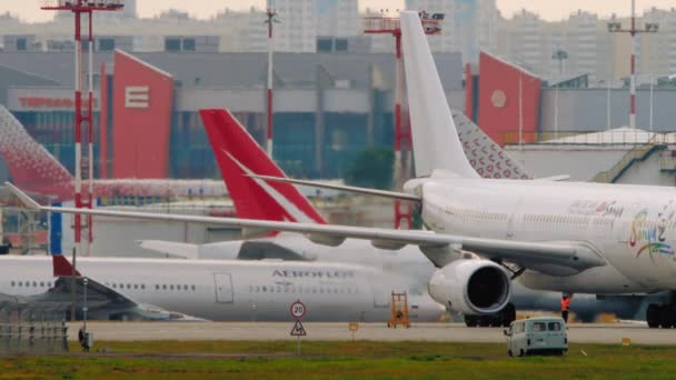 Preparing the plane for departure. — Stock Video