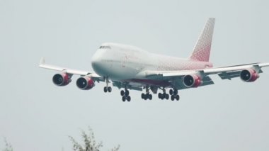 Yolcu Boeing 747 iniyor.