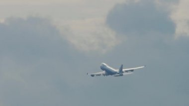 Bulutlu gökyüzünde kocaman bir uçak