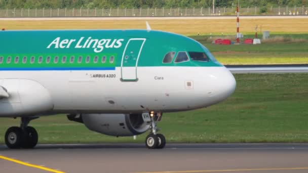 Airbus av Aer Lingus på Düsseldorfs flygplats — Stockvideo