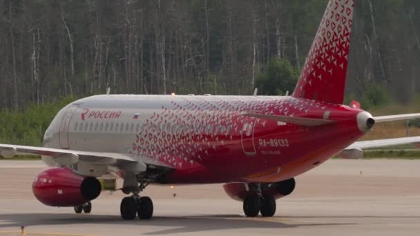 Airline Rossiya rides taxiing — Stock Video