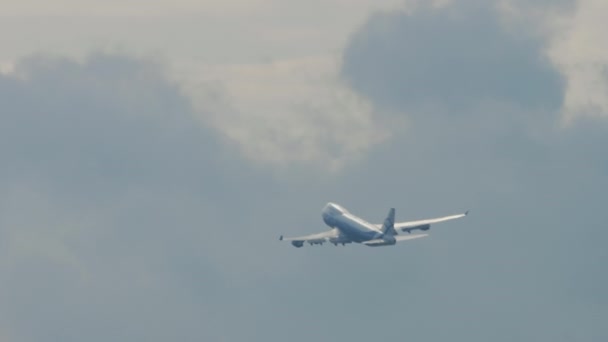 Riesiges Verkehrsflugzeug am wolkenverhangenen Himmel — Stockvideo