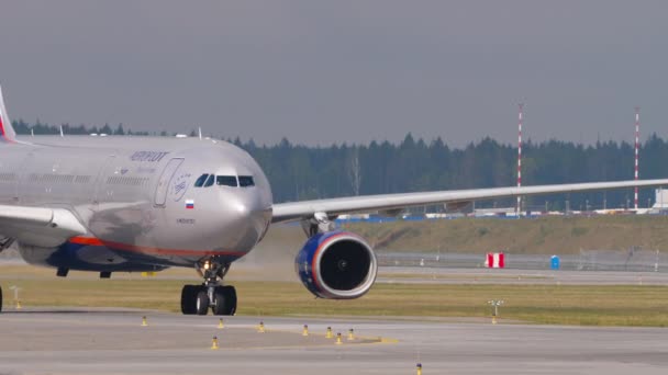 Aeroflot-ilma-alusten rullaus, keskimmäinen laukaus — kuvapankkivideo