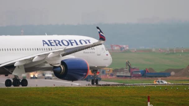 Aeroflot Airlines taxiën op de startbaan — Stockvideo