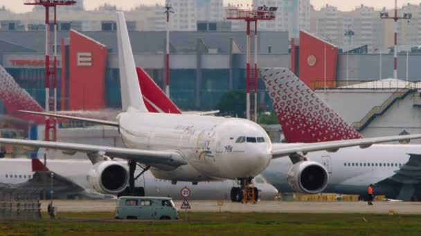 Aerolínea Iflay en el aeropuerto de Sheremetyevo — Vídeo de stock