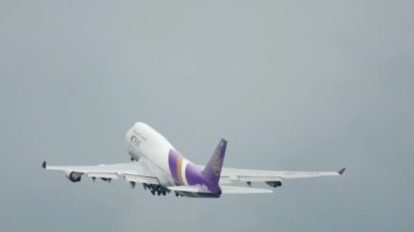 Yavaş çekim, büyük yolcu gemisi kalkıyor.