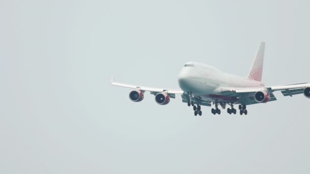 Landung einer Boeing 747 von Rossija — Stockvideo