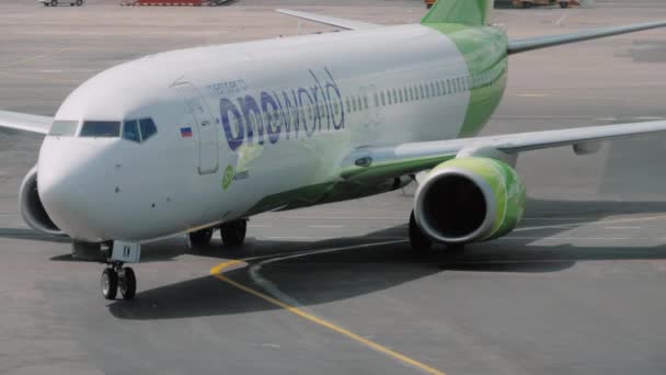 Boeing S7 Airlines taxik a terminálhoz — Stock videók