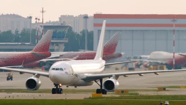 Iflay航空公司在机场滑行，前景 — 图库视频影像