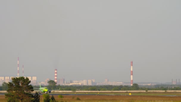 S7 Embraer odlet v Tolmachevu — Stock video