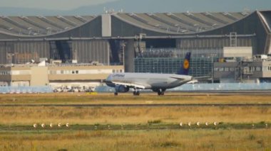 Yolcu uçağı Lufthansa fren yapıyor.