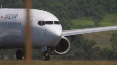 Boeing 737 Silkair, havaalanı çitinden görüş.