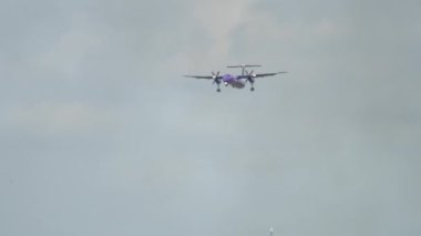 Yolcu uçağı uçuyor.