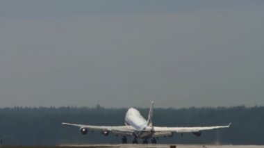 Boeing 747 kargo kalkıyor.
