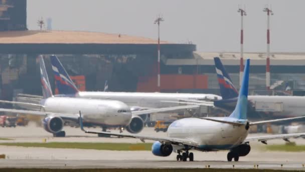 Boeing Pobeda auf dem Flughafen Scheremetjewo — Stockvideo