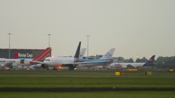 Tráfego no Aeroporto de Amesterdão — Vídeo de Stock