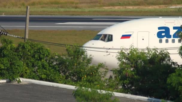 Avión de Azurair en taxi a la terminal — Vídeos de Stock