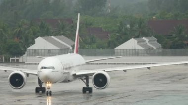 Phuket havaalanında Emirlik uçağı