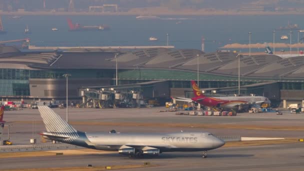 Last jumbo jet på landningsbanan, långsökt — Stockvideo