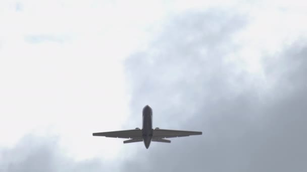 L'avion a volé au-dessus — Video