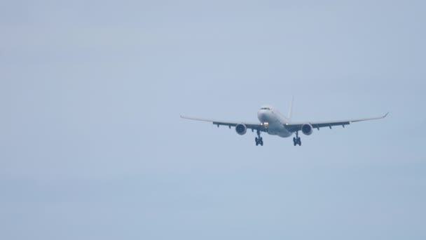 Avión desciende para aterrizar — Vídeos de Stock