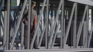 Havaalanı terminalinden uçağa binmek.