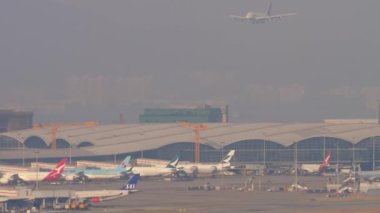 Hong Kong havaalanına yolcu ve kargo trafiği