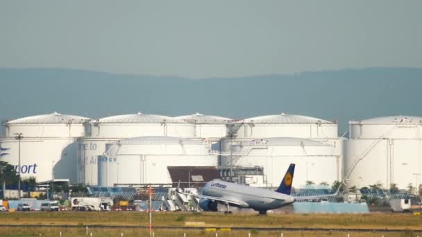 L'aereo passeggeri Lufthansa decolla — Video Stock