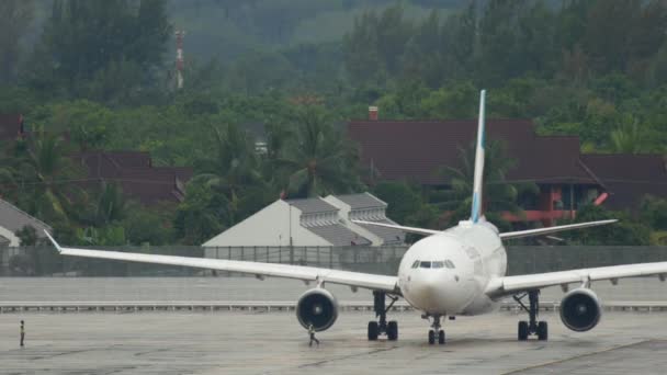 Pesawat Eurowings di bandara Phuket — Stok Video
