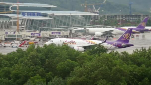 Flygplan Thai Smile landning på Phuket flygplats — Stockvideo