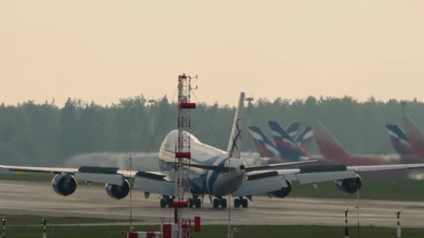 Cargo Boeing 747 rallenta dopo l'atterraggio — Video Stock