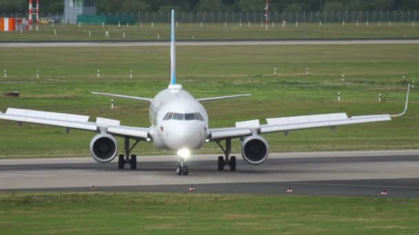 Flugzeug Eurowings auf dem Flugplatz — Stockvideo