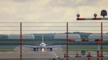 Ön manzara, uçak fren yapıyor.