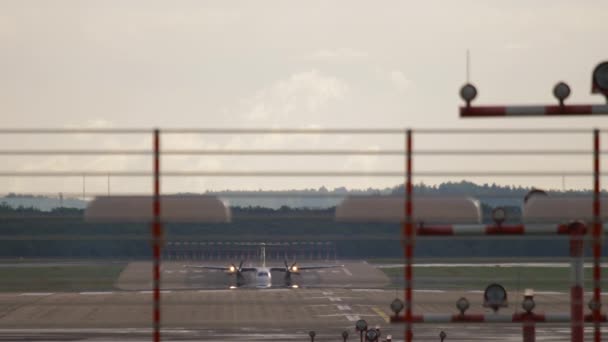Start-en landingsbaan op luchthaven Düsseldorf — Stockvideo