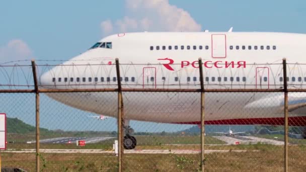 Boeing 747 rodaje en el aeropuerto de Phuket — Vídeo de stock