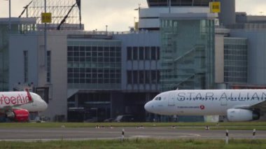 Havaalanındaki yolcu uçağı.