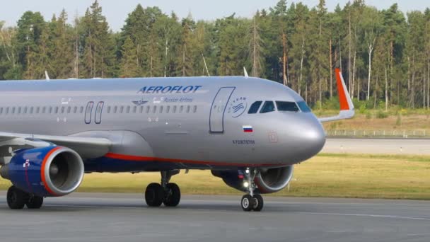 Aeroflot taksówki i skręca na pasie startowym — Wideo stockowe