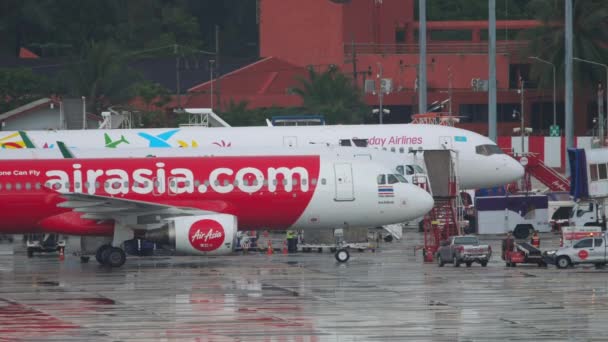 Aviones en el aeropuerto de Phuket en el estacionamiento — Vídeo de stock